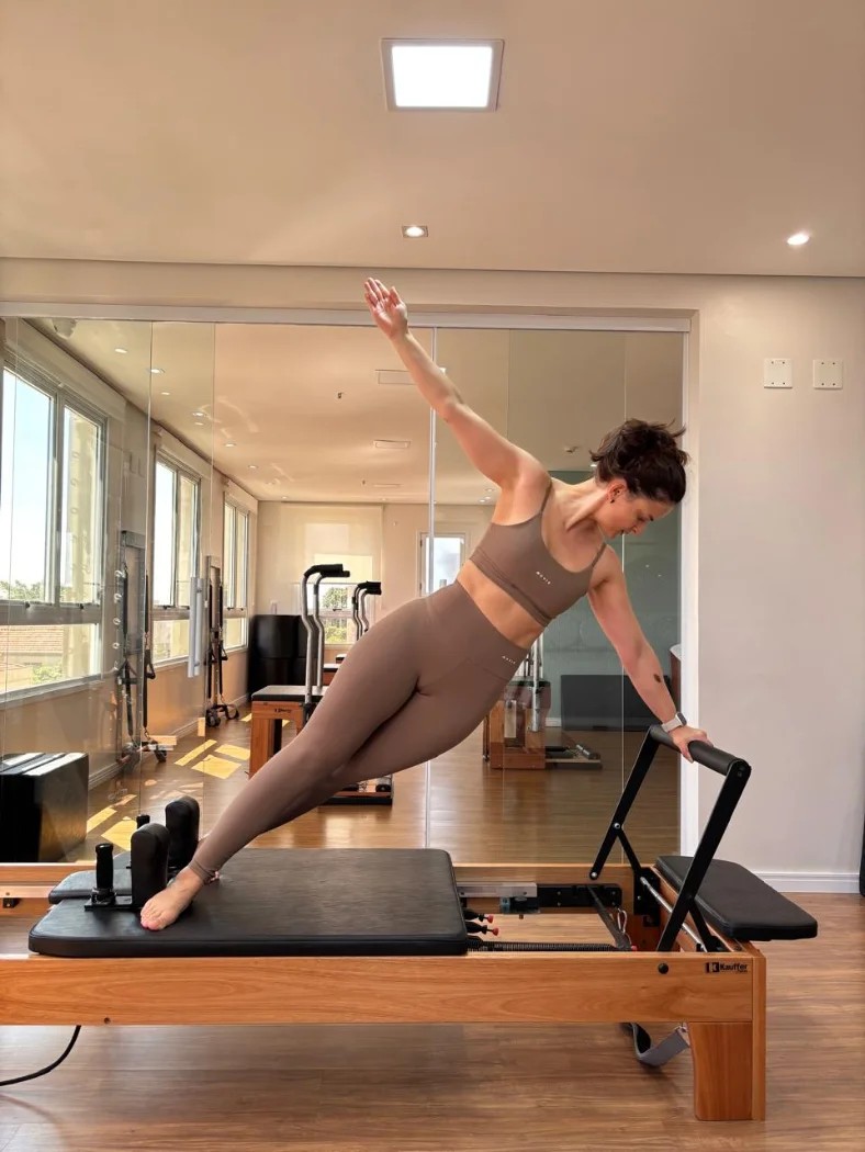 Aluna em aula de Pilates com aparelhos